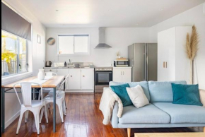Sunny Modern Cottage - Close to Airport
